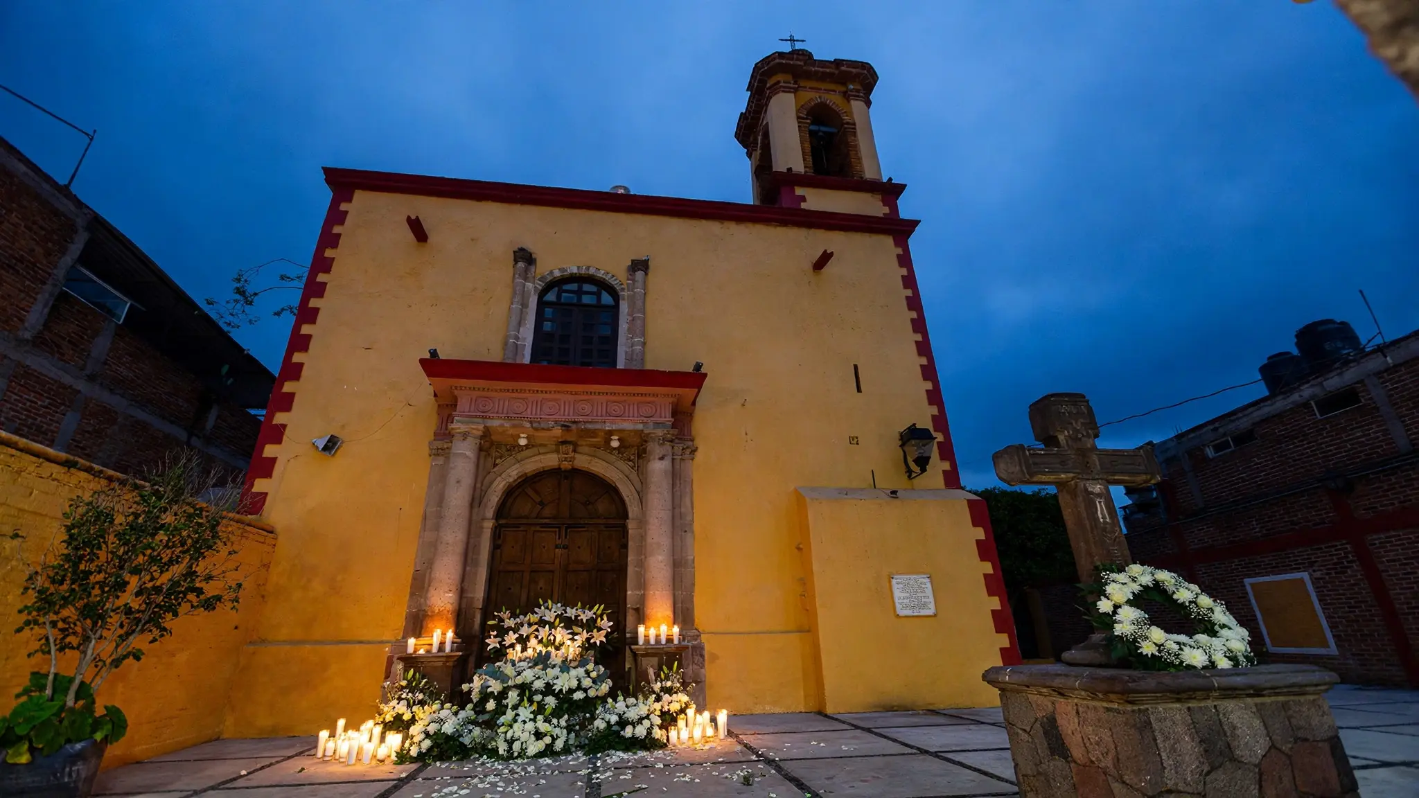 Velas encendidas en memoria del pastor Ángel González y su esposa Irán Montes, asesinados en Irapuato, México