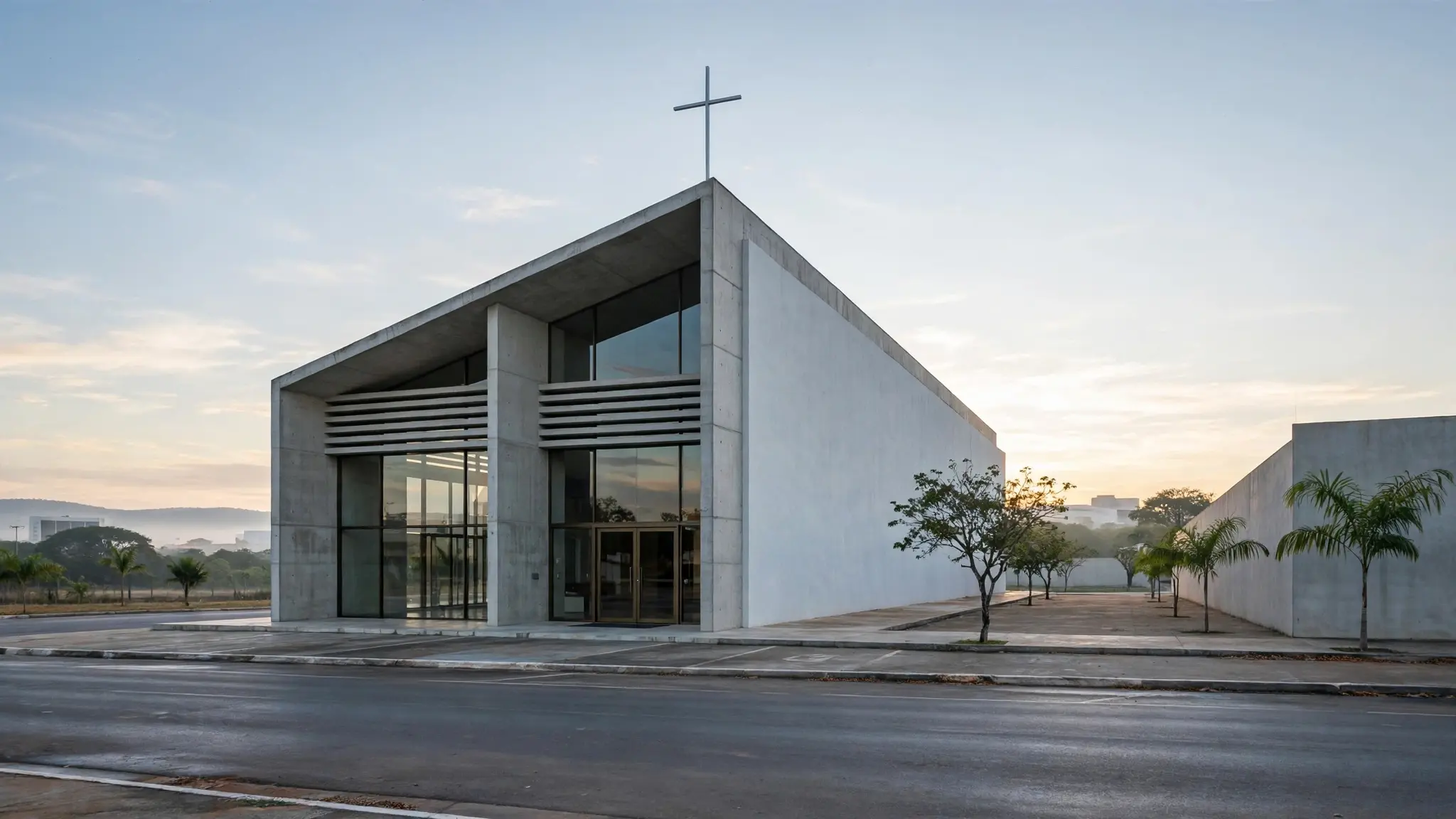 Fachada de uma igreja evangélica ao amanhecer, com a rua vazia em frente e o céu claro